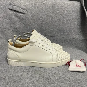 Louboutin skor - Riktigt feta Loubs! SKORNA ÄR  ÄKTA! Digitalt Certifikat (äkthetbevis) finns, som även också kan skrivas ut. Skicket är top 9,5/10. Storlek 40,5 men passar 41,5. Extra nitar ingår. Nypris 8000+  skriv vid frågor.