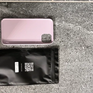 Light velvet skal - Ett lätt och elegant Light Velvet-skal för iPhone 11 för endast 100 kr. Det är ett fantastiskt erbjudande jämfört med det köpta priset på 299 kr. Helt oanvänt, för mer frågor skicka PM.