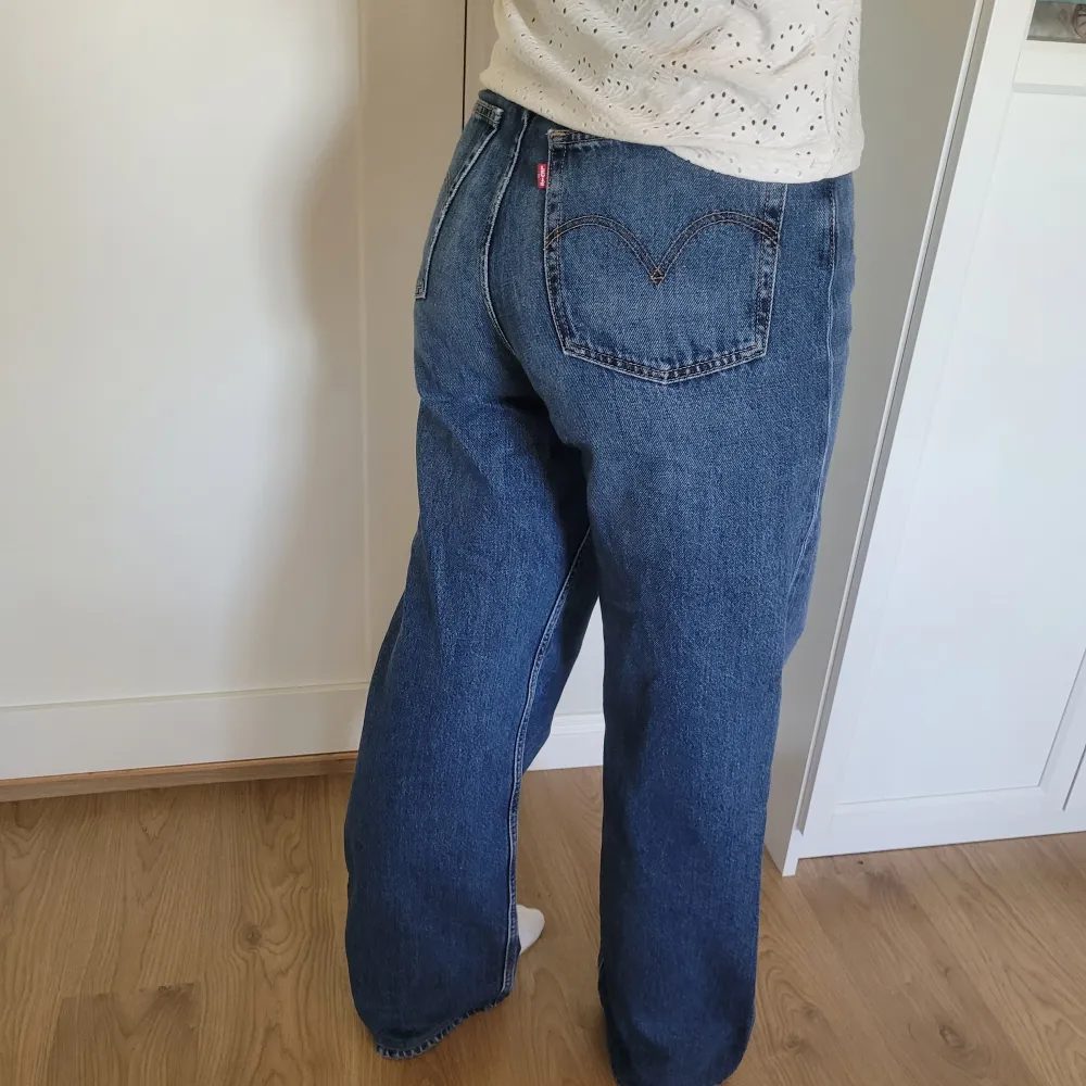 Jeans från Levi's i modellen high loose. Jeansen är högmidjade och väldigt baggy i modellen. W29 L32 (jeansen är uppsydda i benen så om man vill kan man göra dem längre). De är i gott skick, vid frågor är det bara att skriva och pris kan diskuteras:). Jeans & Byxor.