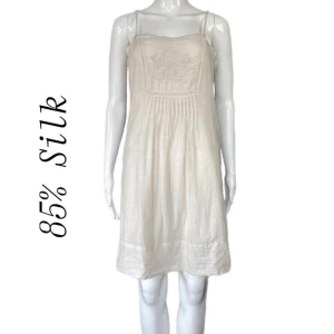 Silkesklänning  - Fin silkesklänning från LTB, storlek M. Finns underkjol! 85% Silk & 15% bomull. 