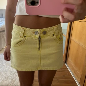 Lowwaist mini kjol - Jättesöt lowwaist gul mini kjol perfekt till sommaren. Justerbar då den har två knappar. Knappen längst ut 40, knappen längst in 38, 31 i längd!💛Buda gärna!