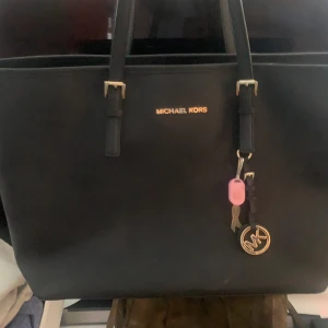 Michael Kors Jet Set Tote - Bredd (cm) 38 Djup (cm) 16 Höjd (cm) 29  Lite slitage på axelremmen se bild 