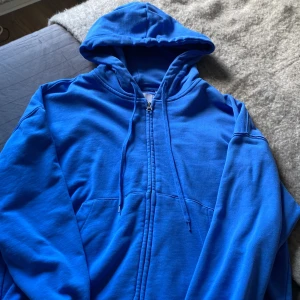 Luvtröja junkyard - Blå - Blå luvtröja från Junkyard i strl M. Använd men i nyskick 