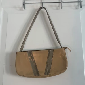 Vera Pelle väska  - Säljer denna Vera Pelle väskan. Har används ganska mycket så det finns små imperfektioner men är annars i bra skick. Priset kan diskuteras. 