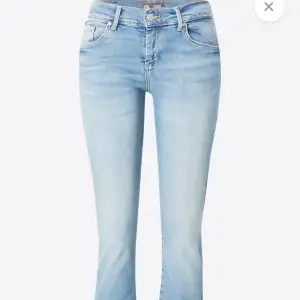 Hej. Säljer mina fina Ltb jeans i storlek 25/34 men passar mig som har 36/38 i storlek. Dom är nästintill nya. Innerbensmått: 90cm Jag på bilden är 175.