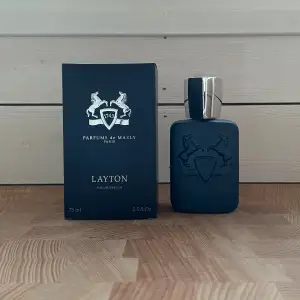 Säljer denna 75ml  flaska med box av Parfums de Marly’s Layton som har ca 55-60ml kvar 🍏🍨🌸 Nypris för denna ligger på 2310kr
