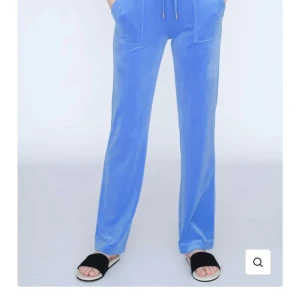 juicy couture byxor  - jätte sköna juicy couture byxor i finaste färgen, säljer då de aldrig kommer till användning längre. de har ett litet hål vid vänstra bakfickan (se bild 3) men det är ingenting som direkt märks av. priset kan diskuteras vid snabb affär💓