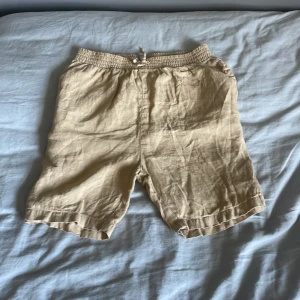 Linneshorts gant  - Riktigt snygga gant linnenshorts helt oanvända nypris 699kr mitt pris 149kr, perfekt till sommaren skriv vid minsta lilla fundering 💭!