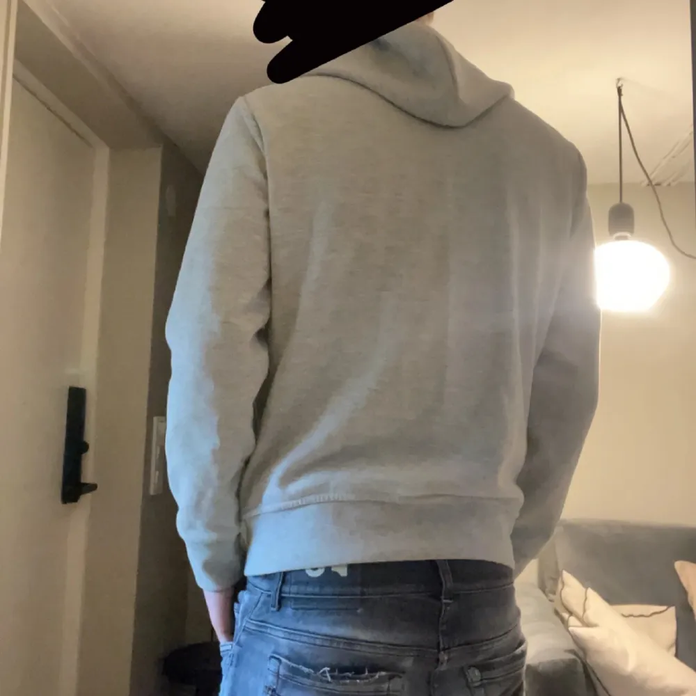 Grå ralph lauren zip hoddie i bra skick. Priset är ej hugget i sten. Hör av er vid frågor. Hoodies.