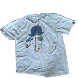 t-shirt - en riktigt fet t-shirt som säljs för 60kr.  storlek: M i herr