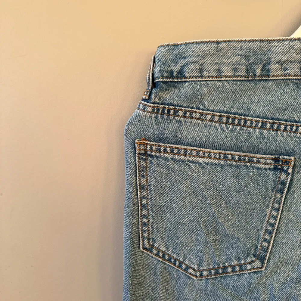 Säljer mina jeans från Gina Tricot, stolek 34-36. Säljer för att dom är för små. Ingen användning. Köparen står för frakten 🤎. Jeans & Byxor.