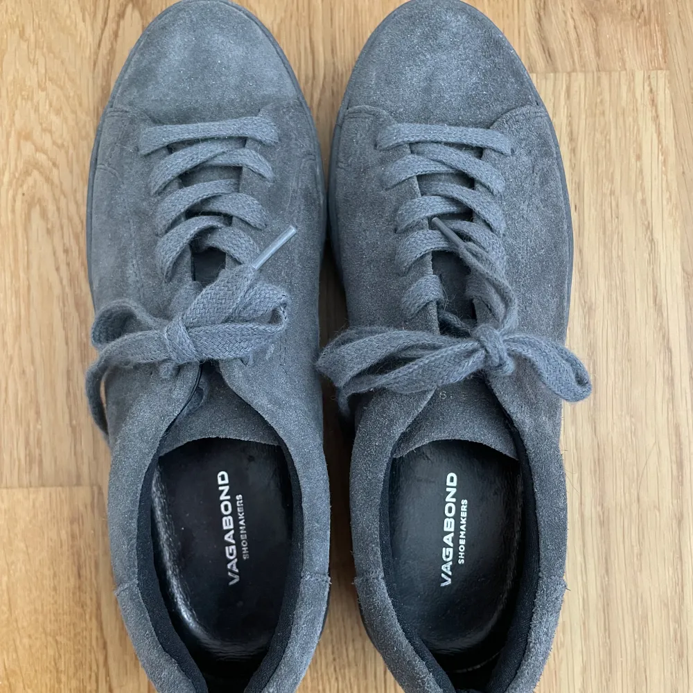 Skor från Vagabond i mocka. Knappt använda, är lite smutsiga går att göra rena 🫶🏻. Skor.