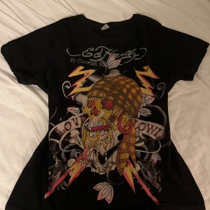 Ed Hardy Tröja  - Vintage Ed Hardy tshirt med rinestones. Storlek L men mer som en M. Pris kan diskuteras vid snabb affär!
