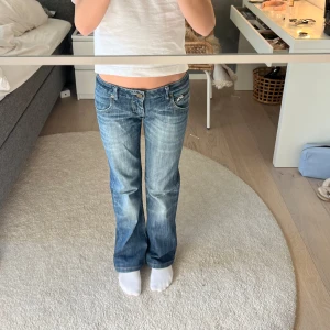 Lågmidjade bootcut jeans - Snyggaste lågmidjade bootcut jeansen💗💗💗innerbenslängd: ca 72cm, midjemåttet: ca 37cm rakt över
