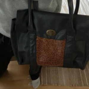 Supersöt leopardmönstrad handväska! - Varan är använd men har inga tecken på slitage. Supersöt i modellen!
