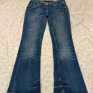 Lågmidjade bootcut jeans - Coola lågmidjade jeans men stenar på fickorna❤️ Säljer då dom inte passar mig. Kom privat för mått