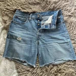 Shorts från Levi's - Säljer dessa shorts då de är lite för stora för mig. Skriv för fler bilder!!💙