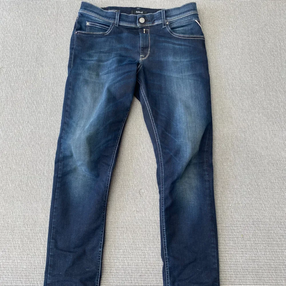 Säljer dessa Replay hyperflex jeans för endast 499kr!🤩| jeansen är i toppskick! | Storleken är 166 men är som 28/32 | skriv vid frågor och funderingar!😁. Jeans & Byxor.