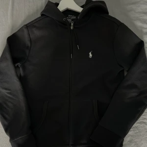 Polo Ralph Lauren Zip Hoodie - Säljer nu min Ralph Lauren Zip Hoodie på grund av att den är för liten, använde den ett par gånger men märkte att den blev för liten för mig ganska snabbt. Köpt för 1.800kr på Boozt, det är bara att höra av sig om man har några funderingar.