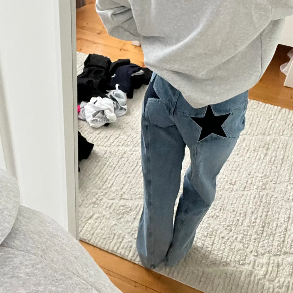 Hela nya jeans med stjärnor på fickorna. Säljer då jag väntade för länge för att skicka tillbaka. Jag är 173 cm lång och brukar vanligtvis ha S. Skulle säga att dessa är mer som en M. . Jeans & Byxor.