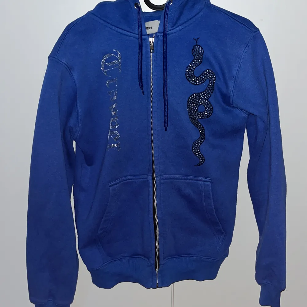 Snygg, blå Rhinstone hoodie som tyvärr har blivit för liten. Använd men den är fortfarande i bra skick och inga skador. Hoodies.