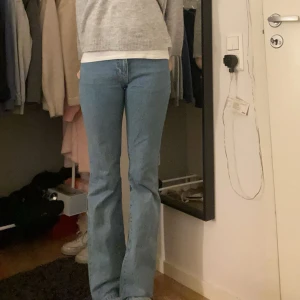 jeans bootcut - Låg/mid waist bootcut från bikbok!!  Waist 24, length 32 💓 Nypris runt 499kr, lägg gärna prisförslag 