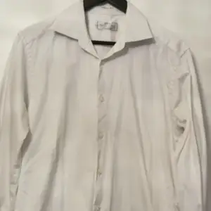 Nyskick, vit skjorta i strl M.