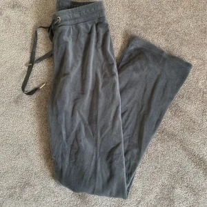 Grå velour byxor  - Säljer dessa grå mjukisbyxorna i velour material från Gina Tricot då dem inte används längre. De är ifrån Ginas ”petite” kollektion, jag på bilden är ca 155 cm 😊 bra skick! 