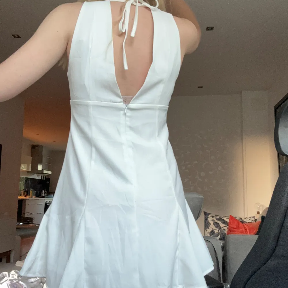 så fin vit klänning som jag köpte inför studenten men valde en annan. Aldrig använd men ej prislapp kvar. Från cider✨. Klänningar.
