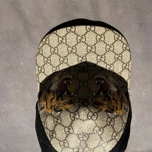 Gucci keps tiger  - Kepsen är i bra skick inget slitage. Box och annat följer med köpt på Plick för 2500. Skickade bild på kvitto finns serie nummer på lap så äkta