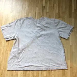 En basic beige t shirt from H&m, är i bra skick och är bra till sommaren. Lappen är bortklippt men storleken passar Medium-small. Pris kan diskuteras men vill helst hålla det till de bestämda priset😊