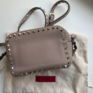Perfekta sommar väskan - Säljer min Valentino Rockstud Camera bag som har endast använts ett fåtal gånger💕köpt för 1200 euro vilket motsvarar 14000kr! Hör av er vid intresse endast!💕