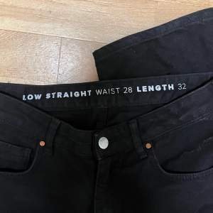 Svarta jeans från bikbok i modellen ”low straight”. Storlek W28 L32 vilket motsvarar cirka S/M. Bra skick. Säljer likadana i blå så kolla in min profil. Pris går att diskutera, kontakta mig för mer info! 🤗💓