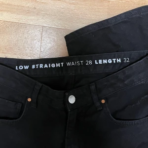 Low straight jeans bikbok - Svarta jeans från bikbok i modellen ”low straight”. Storlek W28 L32 vilket motsvarar cirka S/M. Bra skick. Säljer likadana i blå så kolla in min profil. Pris går att diskutera, kontakta mig för mer info! 🤗💓