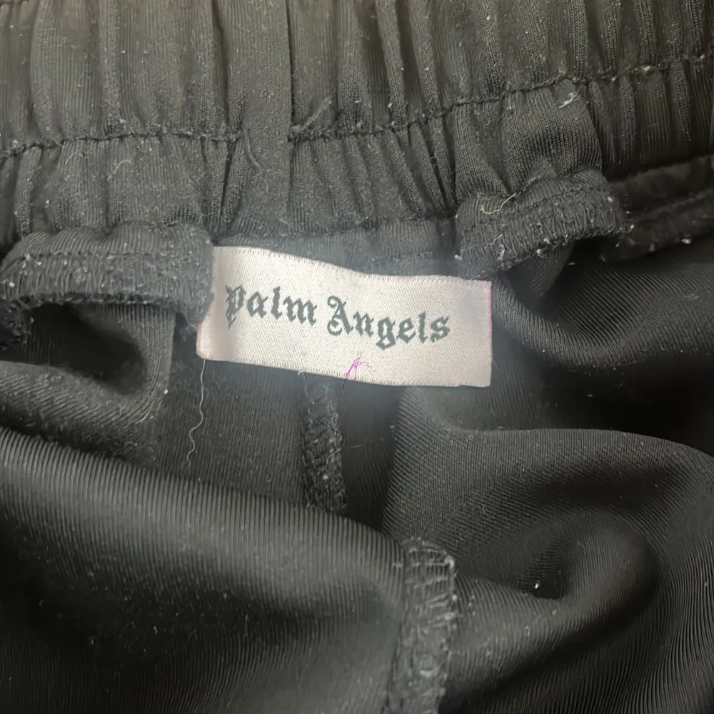 Hej säljer mina Palm angels byxor köptes här på Plick gillar nt dem st xl passar L hör av er om frågor eller funderingar 💛. Jeans & Byxor.