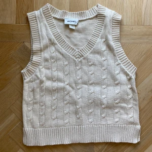 Stickad väst - Oanvänd kortärmad stickad väst från Monki!