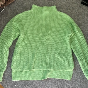 Grön stickad tröja - Grön stickad tröja, aldrig använd. Unik neckline