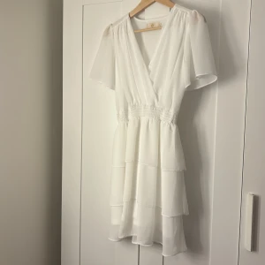 Vit klänning  - Jätte fin vit sommar klänning! Storlek xs men är väldigt töjbar. 