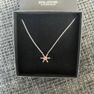 Silver halsband Efva Attling - Halsband i äkta silver (stämpel finns på smycket) ifrån Efva Attling. Oanvänt. 