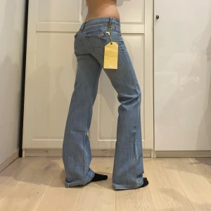 lågmidjade bootcut jeans😍 - nya med lappen kvar! midja 39 cm rakt över o innerben 84 cm (syr upp på symaskin gratis!!) ja e 169 för referens 
