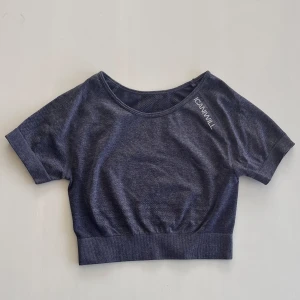 Crop top iciw - Croppad gymtopp från Icaniwill i mörkblå färg. Använd 1 gång, nyskick. 🥰