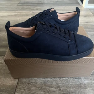 Christian Louboutin  - Helt nya  Köparen står för frakten 