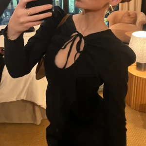 Svart blus  - Svart knytblus 180kr