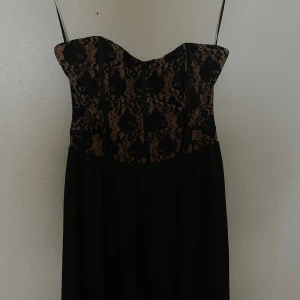 Spets balklänning  - Väldigt fin armlös blalklänning i spets! Storlek S