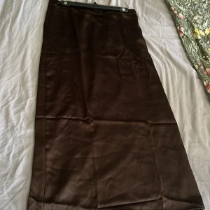 Långkjol med slit - Väldigt liten i storleken, aldrig använd. Passar L och M