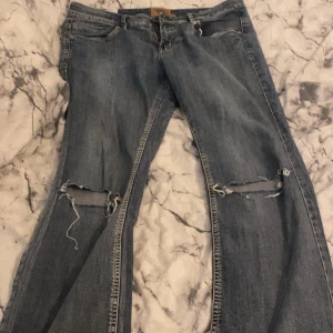 Lågmidjade + öppna knän  - Har du Stockholmsstil eller kanske Y2K stil? Ja då är dessa byxor perfekta för dig! De passar för folk som ofta har M-L i storlek.  (OBS JAG STÅR EJ FÖR FRAKT)