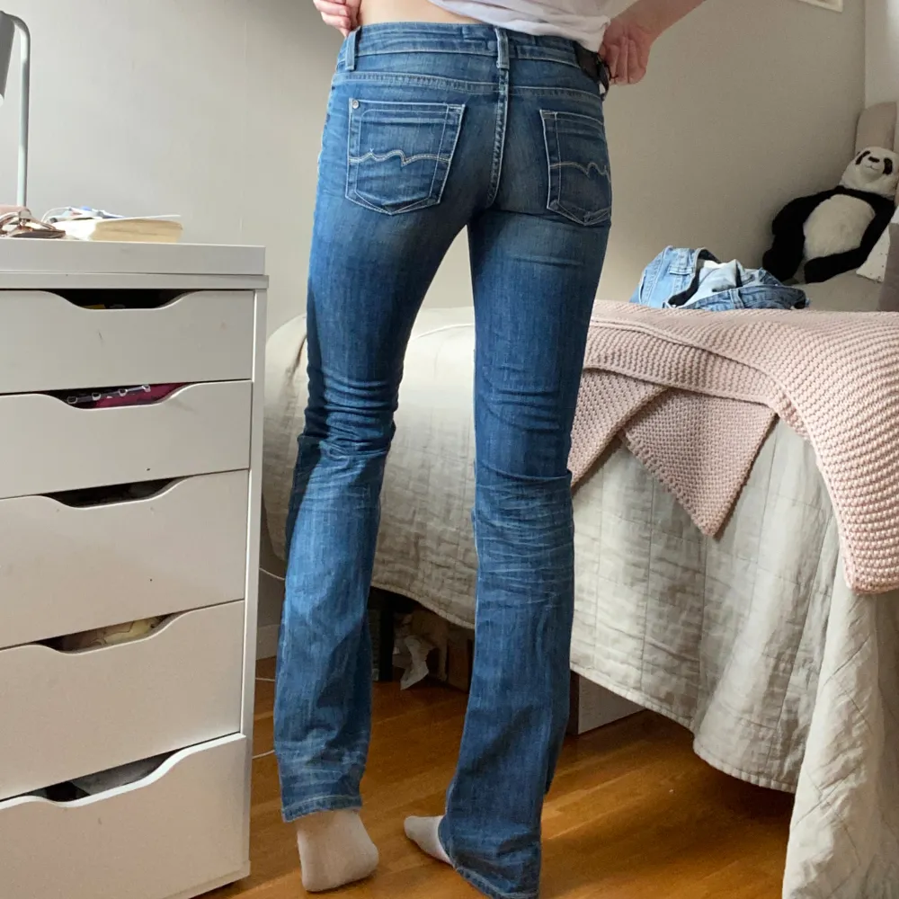 Lågmidjade jeans i strl 34 (men skulle säga att de är i strl 32 då de är lite för små för mig som i vanliga fall har strl 34), bra skick, har ett litet lagat hål på vänster ben (bild 4), längd 102, innerben 81, midja (rakt över) 35💗 . Jeans & Byxor.