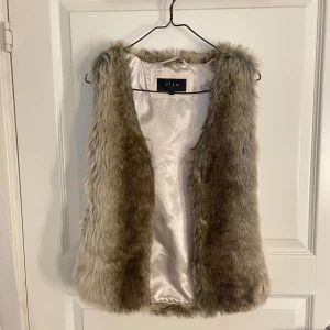 Pälsväst - Säljer min fina pälsväst!😊
