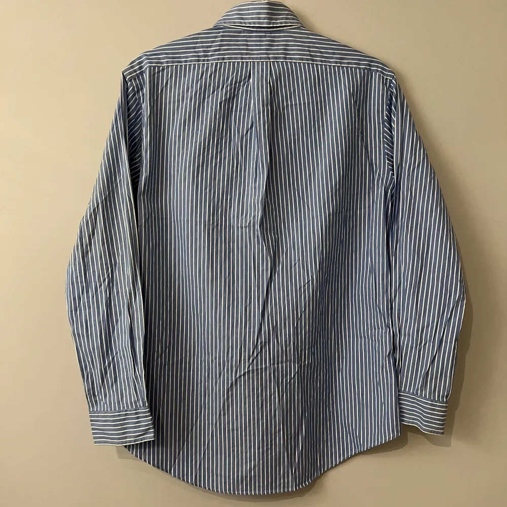Blå- och vitrandig Ralph Lauren skjorta.  Modellen på bilden är 183 och brukar ha M. Storlek 15,5 är, och sitter som, M.  Frågor och funderingar är välkomna!  Mer på profilen❗️ 150. Skjortor.