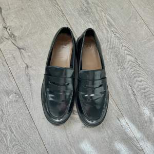 Svarta loafers från H&M! Använda men i fint skick💕storlek 39